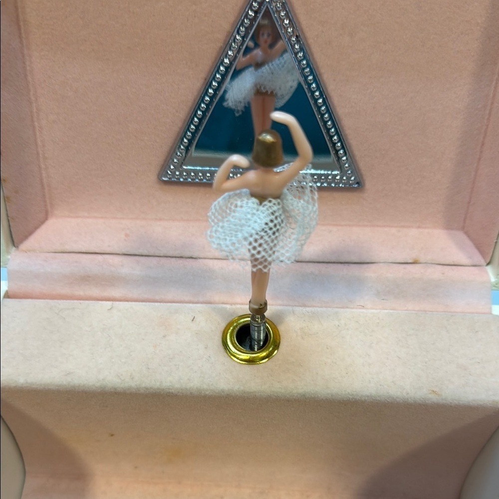 Vintage Dancing Ballerina Jewelry / Music Box with Carousel Design - Picture 14 of 14